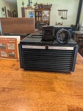 Bell And Howell 9770 Vintage Slide Cube Projector With Cover-model - Working