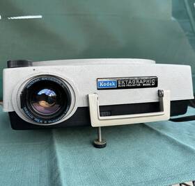 Eastman Kodak Company 1444960 Carousel Ektagraphic Af Slide Projector Powers On Selling For Parts