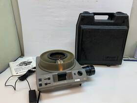 Kodak 152589 Ektagraphic Iii Carousel Projector And Remote In Heavy Plastic Case S8258