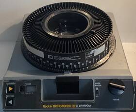 Kodak A-55106 Ektagraphic Iii A 35mm Slide Projector Auto Focus Gray With Tray