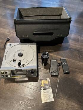 Kodak A-62224 Slide Projector With Accessories Lens Remote And Case Turns On