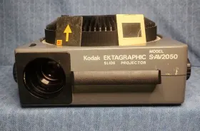 S-av2050 Kodak Sav2050 Vtg Carousel Projector - No Lens/power Cable Powers On As-is