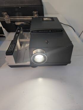 Sears 837.98830 Solid State Auto Focus Model 2x2 Slide Projector Works