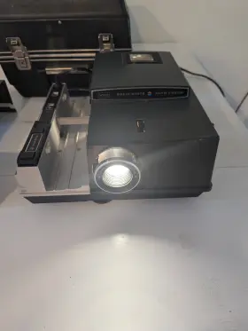 837.98830 Sears Solid State Auto Focus Model 2x2 Slide Projector Works