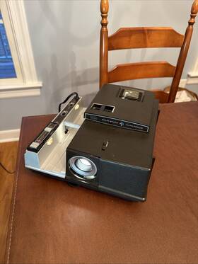 Sears 837.98840 Solid State Auto Focus Model 2x2 Slide Projector Works